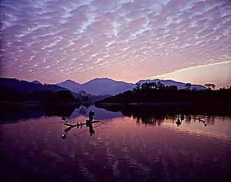 《遗迹2》职业预告片：中近距离输出职业挑战者原型